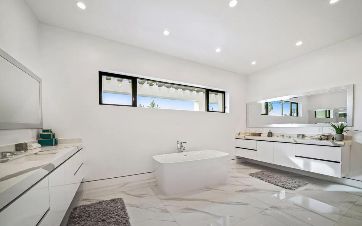 Villa Luxurious Retreat - Modern House With Pool