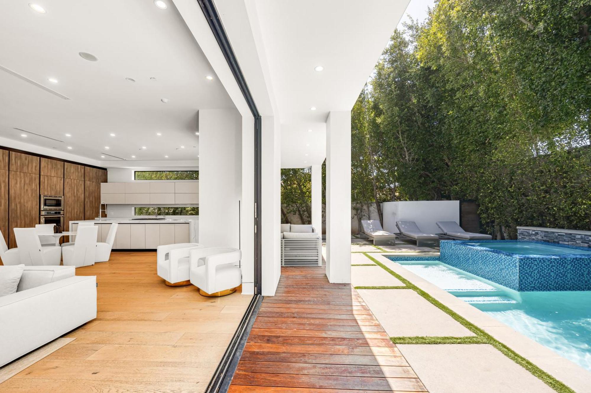 Luxurious Retreat - Modern House With Pool