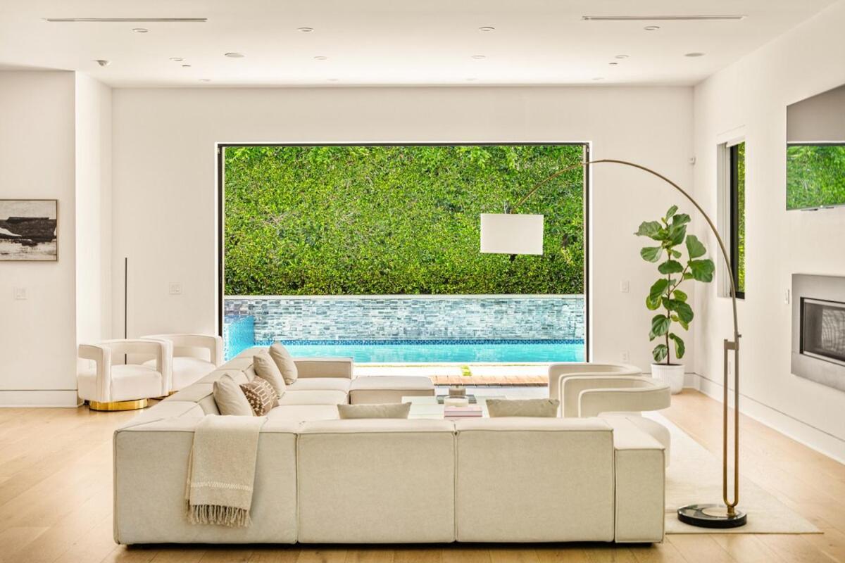 Villa Luxurious Retreat - Modern House With Pool