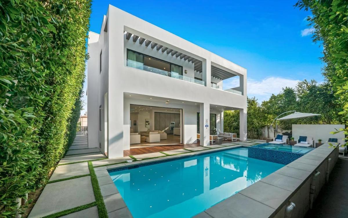Luxurious Retreat - Modern House With Pool